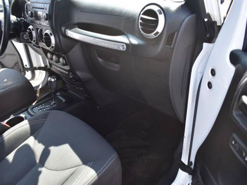 Used 2018 Jeep Wrangler Unlimited Sahara w/ Connectivity Group AWD/4WD image 11