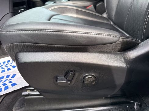 Used 2025 Chrysler Pacifica Select image 12