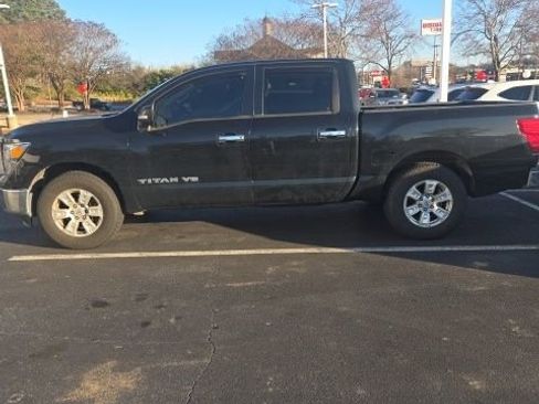 Used 2019 Nissan Titan SV image 2