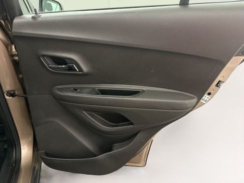 Used 2018 Chevrolet Trax LS FWD image 31