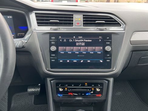 Used 2022 Volkswagen Tiguan SE w/ Panoramic Sunroof Package image 20
