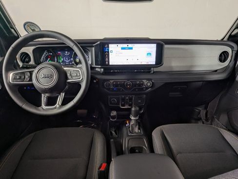 Used 2025 Jeep Wrangler Unlimited Sahara AWD/4WD image 16