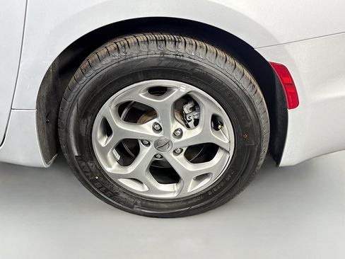 Used 2024 Chrysler Pacifica Limited image 35