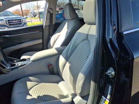 Used 2019 Toyota Camry SE w/ Convenience Package image 24