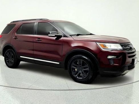 Used 2018 Ford Explorer XLT w/ Equipment Group 202A AWD/4WD image 3