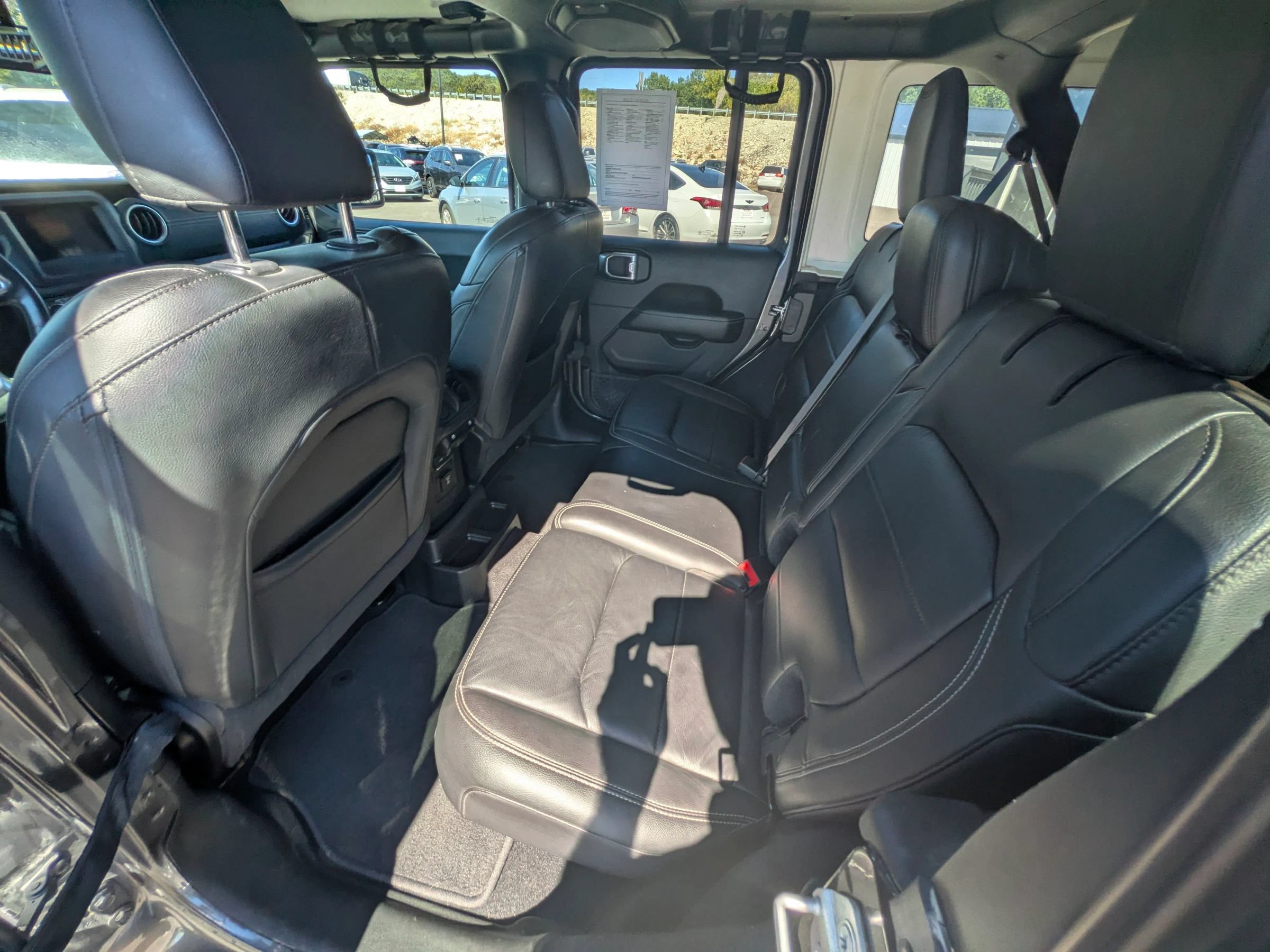 Used 2018 Jeep Wrangler Unlimited Sahara AWD/4WD image 33