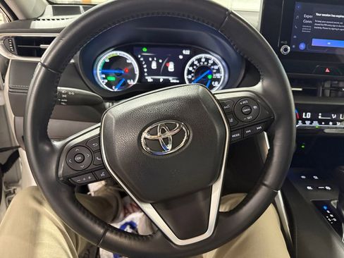 Used 2023 Toyota Venza LE image 15