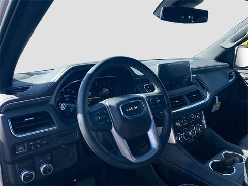 Used 2024 GMC Yukon XL SLT w/ SLT Luxury Package image 12