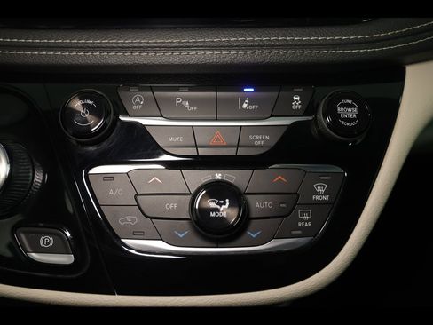 Used 2022 Chrysler Pacifica Touring-L image 16