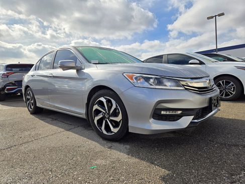 Used 2016 Honda Accord EX image 2