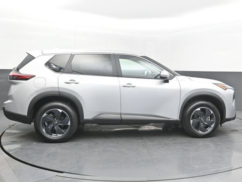 Used 2025 Nissan Rogue SV AWD/4WD image 8
