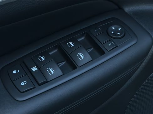 Used 2011 Jeep Grand Cherokee Overland AWD/4WD image 24