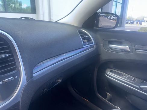 Used 2019 Chrysler 300 Touring w/ Sport Appearance Package image 7