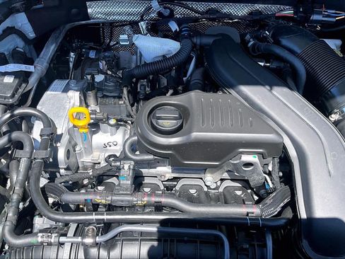 New 2026 Volkswagen Taos SE FWD image 17