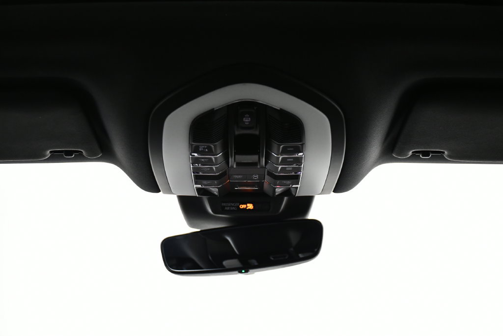 Certified 2024 Porsche Macan AWD/4WD image 18