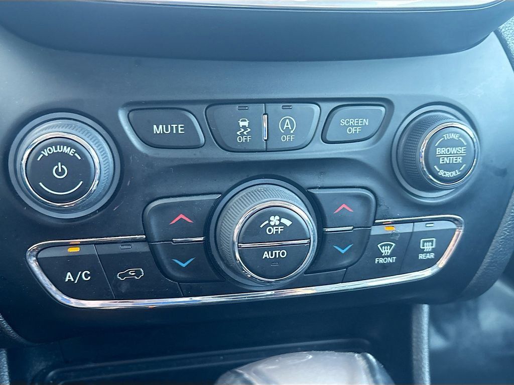 Used 2023 Jeep Cherokee Altitude Lux AWD/4WD image 16