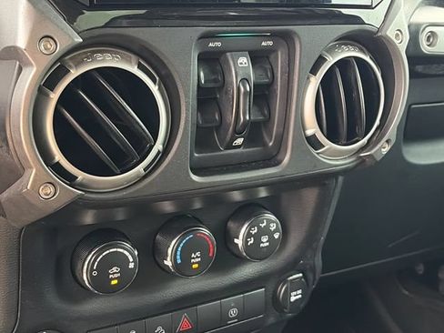 Used 2018 Jeep Wrangler Unlimited Rubicon w/ Connectivity Group AWD/4WD image 24