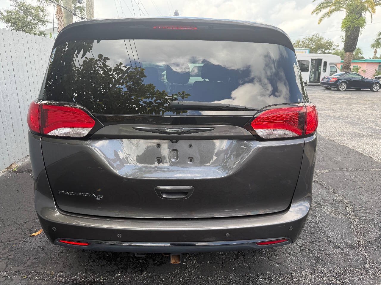 Used 2020 Chrysler Pacifica Touring w/ S Appearance Package FWD image 17