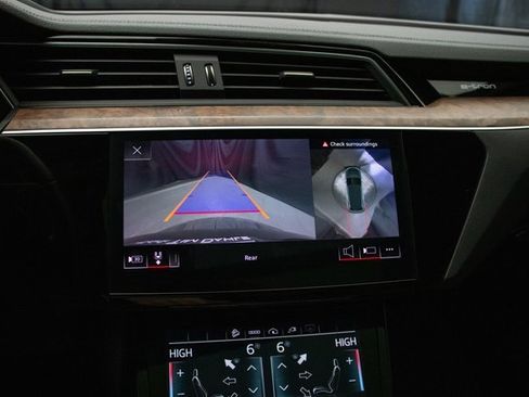 Used 2022 Audi e-tron Premium Plus w/ Premium Plus Package image 36