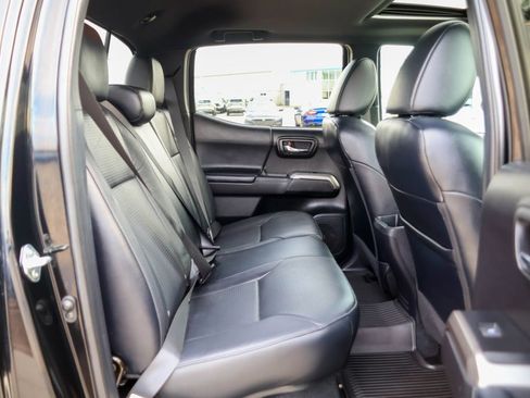 Used 2022 Toyota Tacoma Limited image 11
