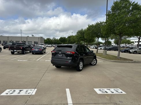 Used 2021 Toyota RAV4 XLE w/ Convenience Package image 2