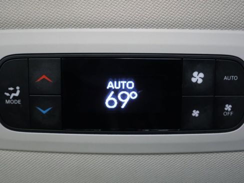Used 2023 Chrysler Pacifica Touring-L FWD image 25