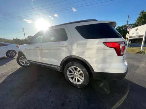Used 2017 Ford Explorer XLT w/ Equipment Group 201A FWD image 8
