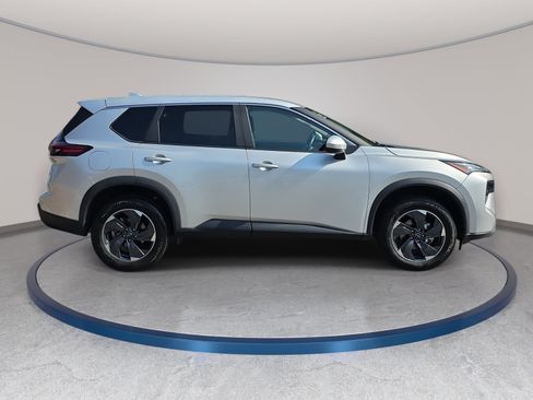 Used 2024 Nissan Rogue SV AWD/4WD image 4