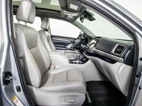 Used 2018 Toyota Highlander Limited Platinum FWD image 11