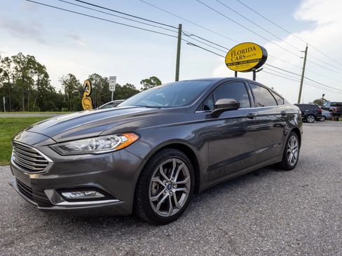 Used 2017 Ford Fusion SE w/ Equipment Group 201A FWD image 2