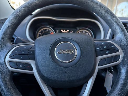 Used 2018 Jeep Cherokee Latitude FWD image 24