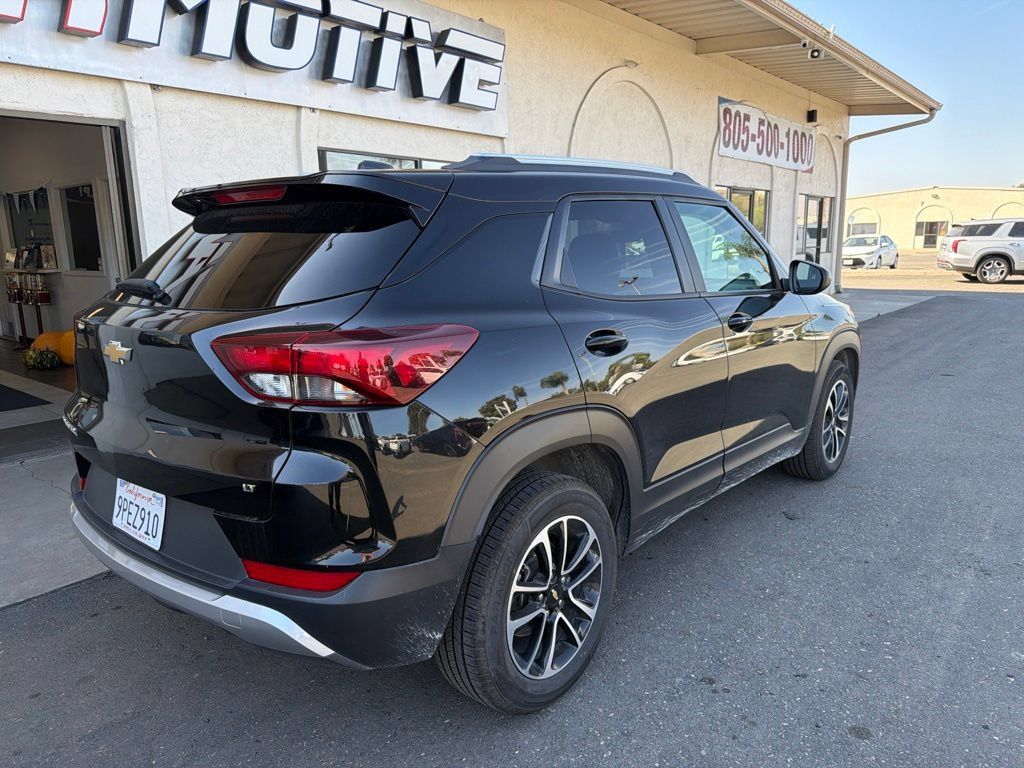 Used 2025 Chevrolet TrailBlazer LT FWD image 2