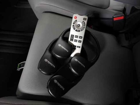 Used 2023 Toyota Sienna XLE image 37