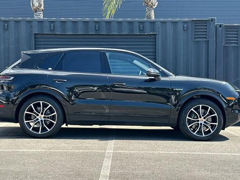 Certified 2025 Porsche Cayenne E-Hybrid AWD/4WD image 9