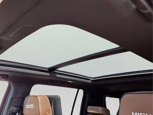 New 2026 Chevrolet Suburban High Country AWD/4WD image 18