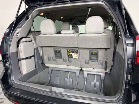 Used 2020 Toyota Sienna XLE image 19