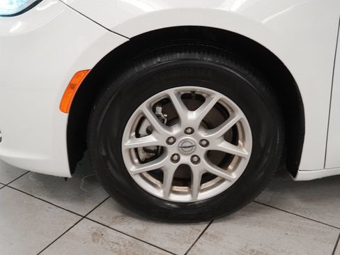 Used 2023 Chrysler Pacifica Touring-L FWD image 14
