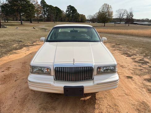 Used 1996 Lincoln Town Car Cartier image 3