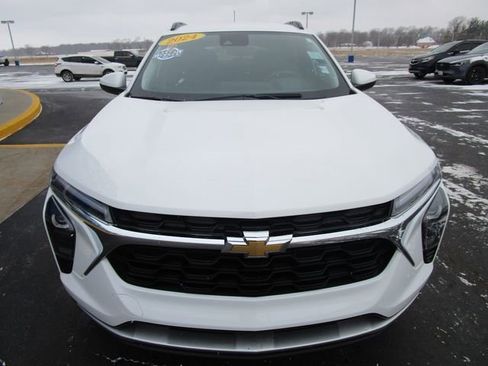 Used 2024 Chevrolet Trax LT w/ LT Convenience Package image 9