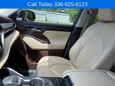 Used 2020 Toyota Highlander XLE FWD image 25
