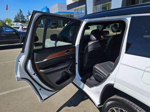 Used 2025 Jeep Grand Cherokee L Summit AWD/4WD image 16
