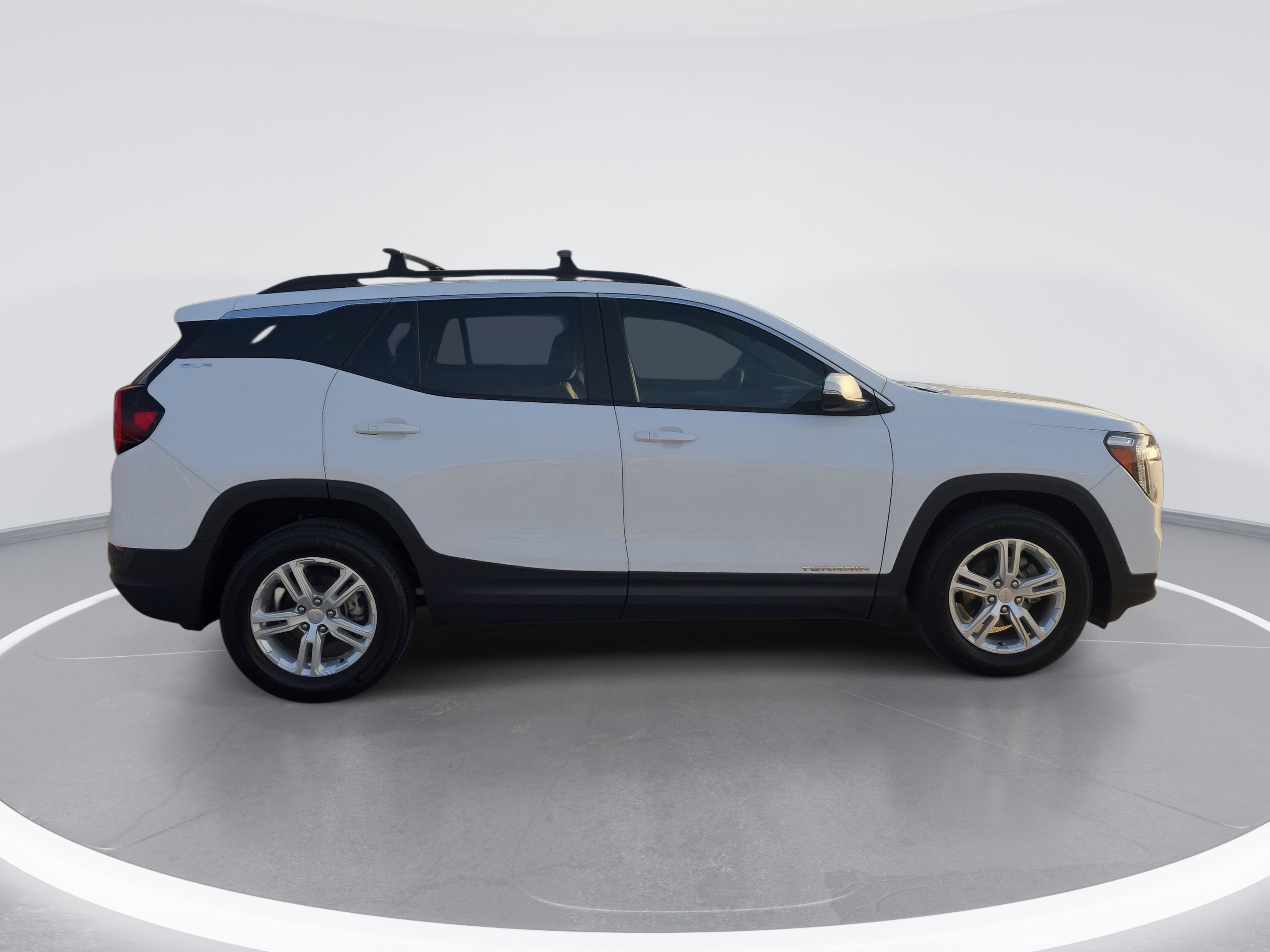Used 2023 GMC Terrain SLE w/ Driver Convenience Package FWD image 2
