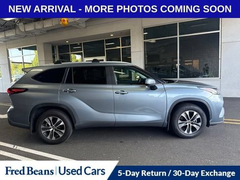 Used 2024 Toyota Highlander XLE AWD/4WD image 2