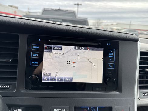 Certified 2017 Toyota Sienna XLE image 19