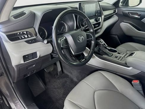Used 2021 Toyota Highlander XLE AWD/4WD image 23
