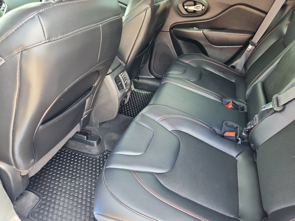 Used 2020 Jeep Cherokee Trailhawk AWD/4WD image 8