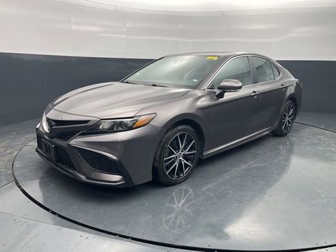 Used 2022 Toyota Camry SE FWD image 3