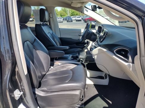 Used 2023 Chrysler Pacifica Touring-L FWD image 11