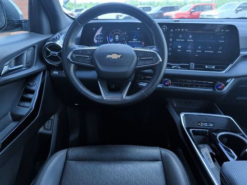 Used 2025 Chevrolet Equinox LT w/ Convenience Package II AWD/4WD image 2