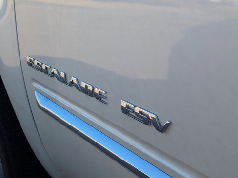 Used 2010 Cadillac Escalade ESV Premium image 7